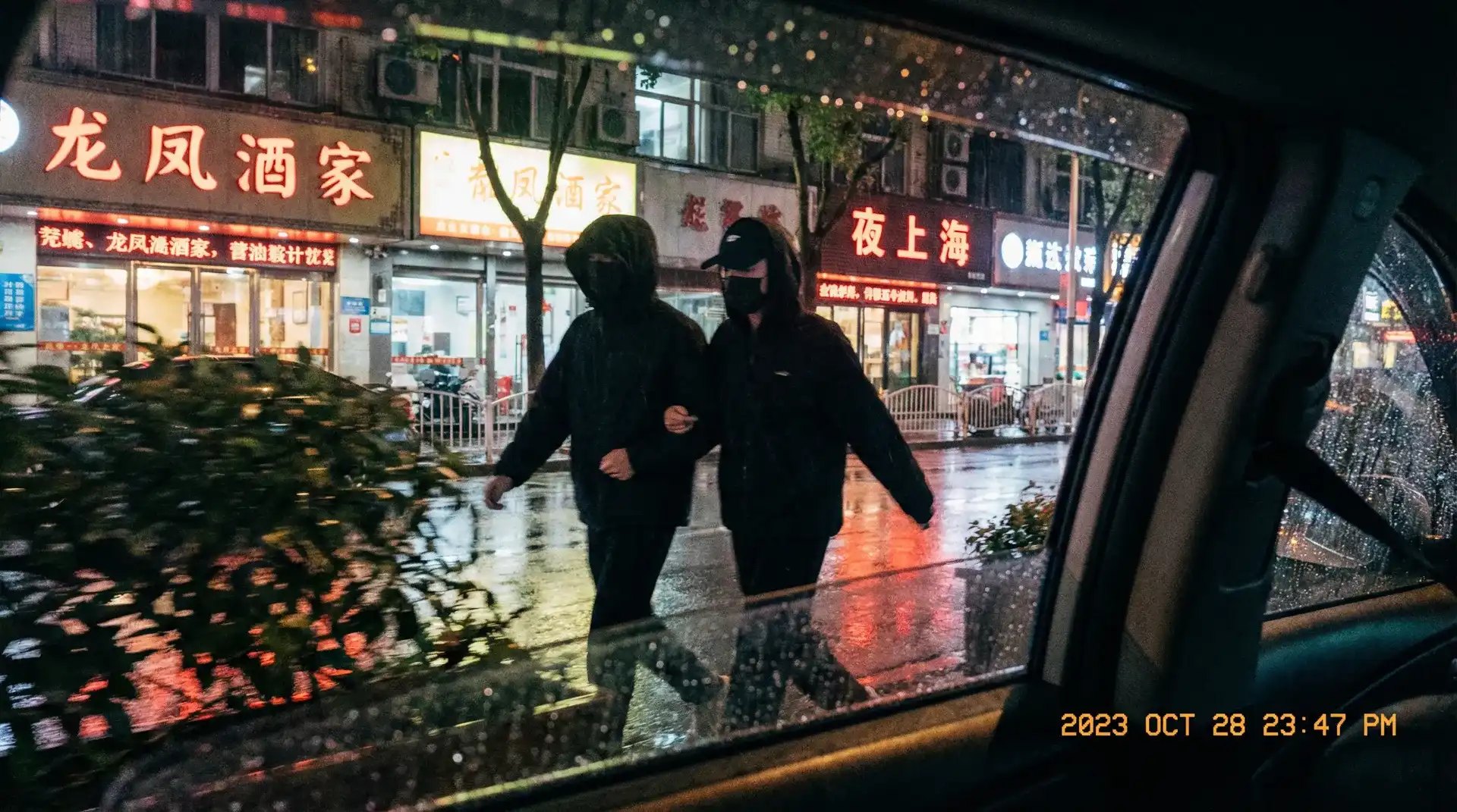 亚美娱乐 - 顶流明星深夜密会现场抓拍照片